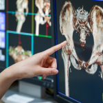 Dra. Thaline Neves destaca que a radiologia veterinária é essencial para diagnósticos rápidos e precisos, garantindo o tratamento adequado dos animais.