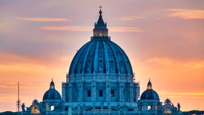 Em um olhar atento, Jose Eduardo De Oliveira e Silva explora como a transição no Vaticano redefine o papel da Igreja Católica no mundo atual.