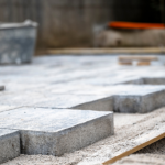 Valderci Malagosini Machado explica como a sub-base e a base do piso intertravado evitam afundamentos e ondulações quando bem dimensionadas.