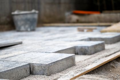 Valderci Malagosini Machado explica como a sub-base e a base do piso intertravado evitam afundamentos e ondulações quando bem dimensionadas.