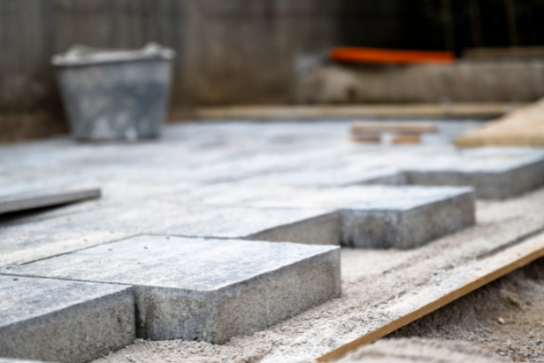 Valderci Malagosini Machado explica como a sub-base e a base do piso intertravado evitam afundamentos e ondulações quando bem dimensionadas.