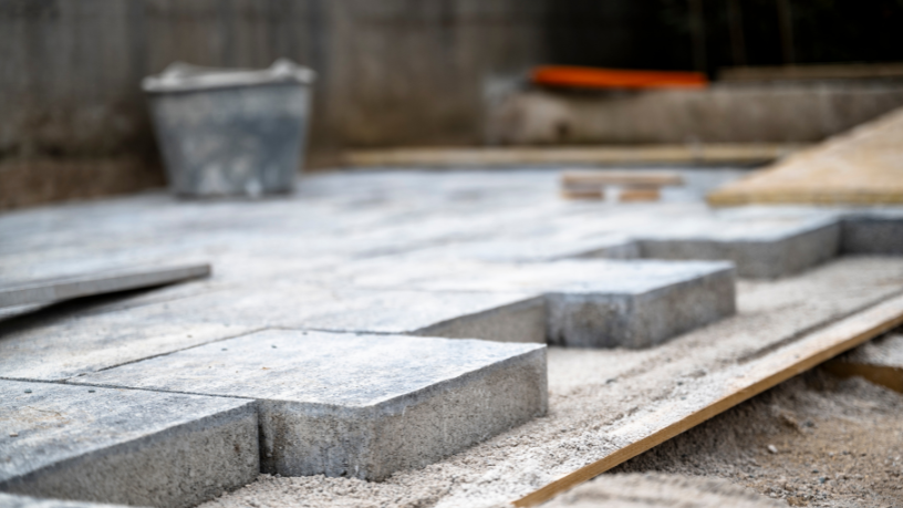 Valderci Malagosini Machado explica como a sub-base e a base do piso intertravado evitam afundamentos e ondulações quando bem dimensionadas.