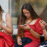 Algoritmo da Fofoca: Como Notícias Bizarros Viralizam e Influenciam a Mídia