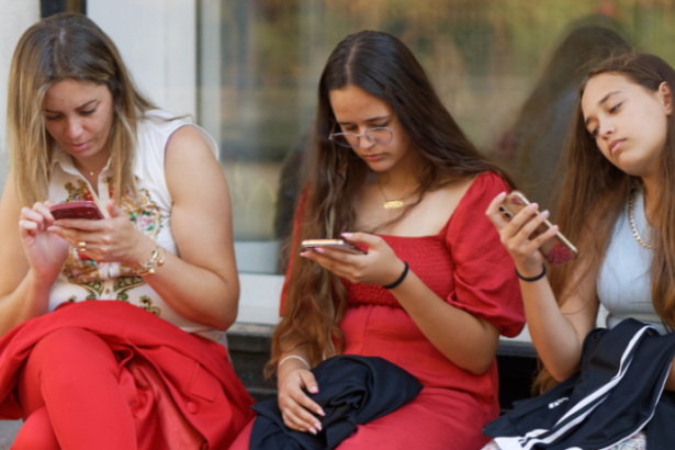 Algoritmo da Fofoca: Como Notícias Bizarros Viralizam e Influenciam a Mídia