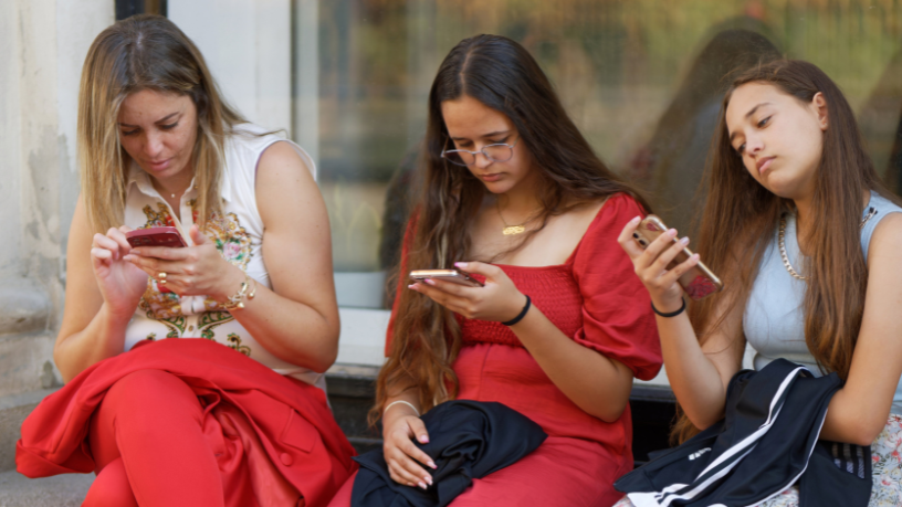 Algoritmo da Fofoca: Como Notícias Bizarros Viralizam e Influenciam a Mídia