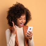 O que é a Choquei: como o perfil de fofocas e entretenimento digital se tornou fenômeno nas redes sociais