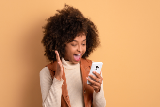 O que é a Choquei: como o perfil de fofocas e entretenimento digital se tornou fenômeno nas redes sociais