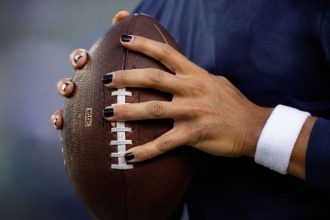 Caleb Williams e o esmalte nas unhas: a desconstrução dos estereótipos de gênero no esporte e o impacto cultural