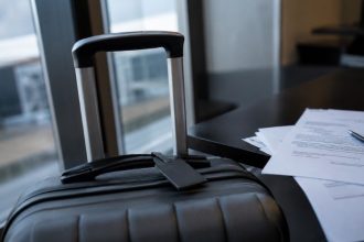 O impacto dos acordos extrajudiciais na privacidade de figuras públicas e a mudança de país como estratégia de recomeço