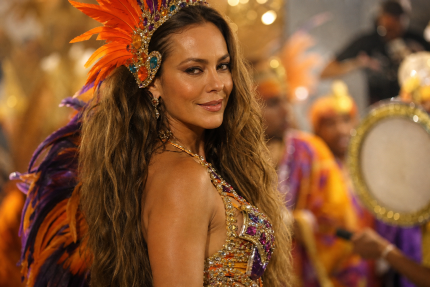 Paolla Oliveira em ambiente ligado ao Carnaval durante anúncio de seu retorno como rainha de bateria da Imperatriz Leopoldinense