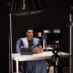 Criador digital grava um vídeo em estúdio profissional equipado com câmeras e iluminação.